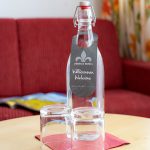 Ein Flasche mit zwei Gläsern.