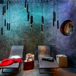 Latini_Entspannen_am_Pool_1 Two couches in front of a dark wall.