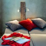 Latini_Entspannen_im_Ruheraum_2 A relaxation room with two loungers and cushions