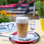 Latini_Kaffeegenuss_im_Garten_2 Two drinks on a table in the garden.