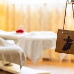 Latini_Massageraum_2 A massage room with a sign on the door.