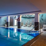 Latini_Pool_4 Ein Raum mit einem Schwimmbecken und einem Oberlicht-Fenster.