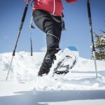 Schneeschuhwandern_ZellamSee A person hiking with snowshoes.