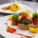 Latini_Essen_5 A plate with a dish on it.