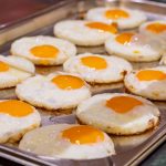 Latini_Frühstück_18 Fifteen fried eggs on a tray.