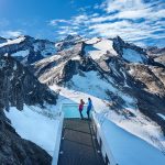 nationalpark-gallery-sommer-c-kitzsteinhorn_medium Zwei Personen die sich eine Bergkette anschauen.
