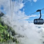 Seilbahn mit Gondeln am Berghang