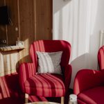 Zwei Sessel mit meinem Kissen und einem runden Tisch.