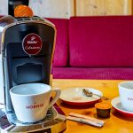 Eine Kaffeemaschine mit zwei Kaffeetassen.